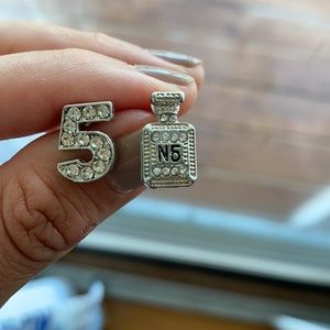 CHANEL post earrings